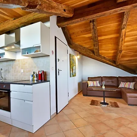 Alavanda - App S Bazenom Porec